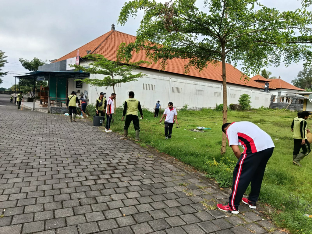 Peringatan World Clean Up Day di Desa Kuwum